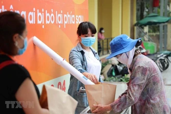 Cây ATM gạo tại Hà Nội hỗ trợ người dân gặp khó khăn vởi dịch bệnh Covid-19. (Ảnh: TTXVN)