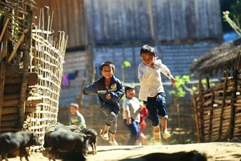 Niềm vui của trẻ em vùng cao Điện Biên là được vui chơi cùng bạn bè. (Ảnh: Phan Tuấn Anh/TTXVN)