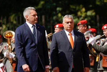 Thủ tướng Áo Karl Nehammer (trái) và người đồng cấp Hungary Viktor Orban. (Nguồn: AP/Vietnam+)