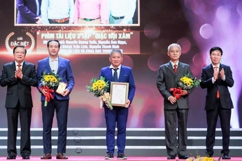 Đồng chí Võ Văn Thưởng và Phan Đình Trạc trao giải Đặc biệt tại Lễ trao Giải báo chí toàn quốc phòng, chống tham nhũng, tiêu cực lần thứ ba, năm 2020-2021. 