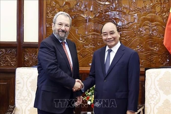 Chủ tịch nước Nguyễn Xuân Phúc tiếp cựu Thủ tướng Israel Ehud Barak. (Ảnh: TTXVN)