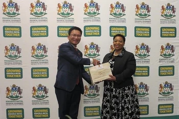 Đại sứ Hoàng Văn Lợi tặng quà kỷ niệm bà Nomusa Dube-Ncube, Thủ hiến tỉnh KwaZulu-Natal. (Ảnh: baoquocte.vn)