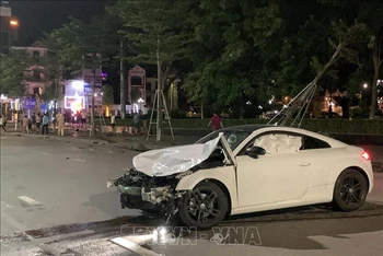 Chiếc xe do Nguyễn Đức Thịnh điều khiển gây tại nạn bị móp méo tại hiện trường. (Ảnh: TTXVN)