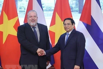 Thủ tướng Phạm Minh Chính và Thủ tướng Cuba Manuel Marrero Cruz. (Ảnh: Dương Giang/TTXVN)