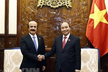 Chủ tịch nước Nguyễn Xuân Phúc tiếp Ngài Mohamed Ismail Al-Emadi, Đại sứ Qatar, kết thúc nhiệm kỳ công tác tại Việt Nam. (Ảnh: TTXVN)