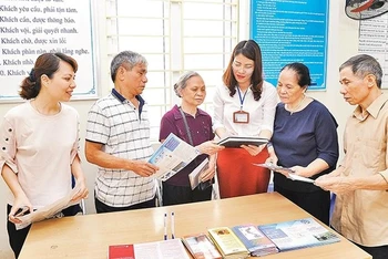 Cán bộ UBND phường Giáp Bát, quận Hoàng Mai (Hà Nội) tiếp xúc, đối thoại, giải quyết các kiến nghị, bức xúc của nhân dân. (Ảnh: ÐĂNG KHOA)