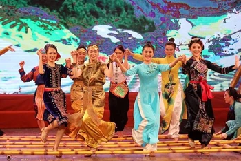 Chương trình biểu diễn nghệ thuật "Đêm Gala Việt Nam - Thái Lan: 45 năm hữu nghị" nhân kỷ niệm 45 năm ngày thiết lập ngoại giao Việt Nam-Thái Lan. (Ảnh: toquoc.vn) 