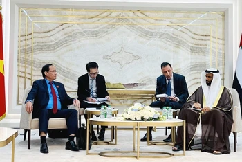 Phó Chủ tịch Quốc hội, Thượng tướng Trần Quang Phương hội đàm với Phó Chủ tịch thứ nhất Quốc hội UAE. (Ảnh: quochoi.vn)