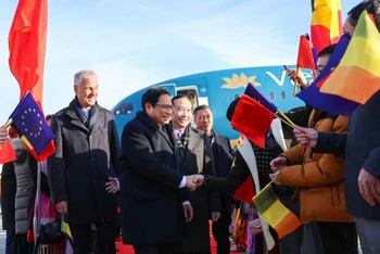 Thủ tướng Chính phủ Phạm Minh Chính đến sân bay quân sự Melsbroek. (Ảnh: Nhật Bắc)