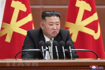 Nhà lãnh đạo Triều Tiên Kim Jong-un (giữa) phát biểu tại Hội nghị toàn thể mở rộng lần thứ 6 của Ban chấp hành Trung ương Đảng Lao động Triều Tiên khóa VIII, ở Bình Nhưỡng ngày 27/12/2022. (Ảnh: Yonhap/TTXVN) 