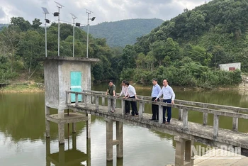 Kiểm tra công tác tích nước trước mùa mưa bão ở hồ Nà Thèm, phường Dân Chủ, TP Hòa Bình (Hòa Bình). 