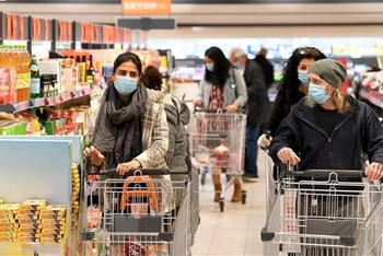 Người dân mua hàng tại siêu thị ở Vienna, Áo. (Ảnh: AFP/TTXVN)