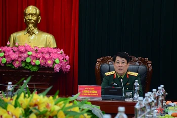 Đại tướng Lương Cường chủ trì hội nghị. 