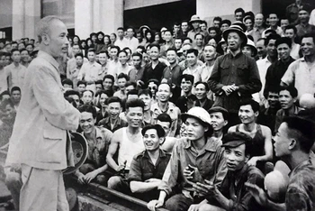 Bác Hồ gặp gỡ công nhân Nhà máy Xe lửa Gia Lâm, Hà Nội năm 1955. (Ảnh tư liệu) 