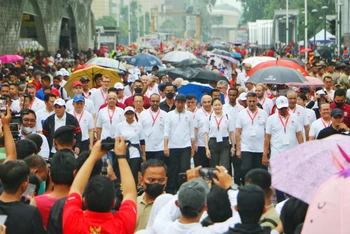 Tổng thống Indonesia Joko Widodo (giữa, đội mũ bóng chày màu đen) dẫn đầu đoàn diễu hành tới một sân khấu được lắp đặt tại vòng xoay giao thông của Khách sạn Indonesia ở Jakarta vào ngày 29/1/2023. (Ảnh: thejakartapost.com)
