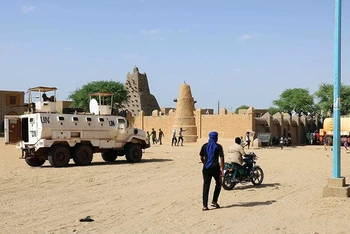 Xe quân sự của Liên hợp quốc trên đường phố Mali. (Ảnh Middle-east-online.com) 
