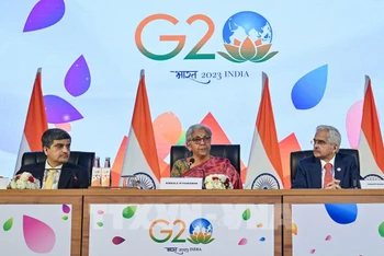 Bộ trưởng Tài chính Ấn Độ Nirmala Sitaraman (giữa) phát biểu tại cuộc họp báo sau khi kết thúc Hội nghị Bộ trưởng Tài chính và Thống đốc ngân hàng trung ương Nhóm G20 tại Bengaluru, Ấn Độ, ngày 25/2/2023. (Ảnh: AFP/TTXVN)