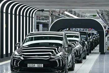 Sản phẩm xe ô-tô điện tại nhà máy của Tesla ở Gruenheide, Berlin (Đức). (Ảnh: AFP/TTXVN)