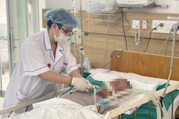 Chăm sóc, điều trị cho bệnh nhân ngộ độc methanol tại Trung tâm Chống độc, Bệnh viện Bạch Mai. (Ảnh: bachmai.gov.vn)
