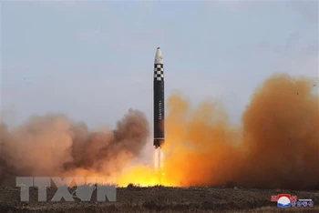 Vụ phóng tên lửa đạn đạo xuyên lục địa (ICBM) "Hwasong Gun 17" của Triều Tiên ngày 18/11/2022.( Ảnh: AFP/TTXVN)