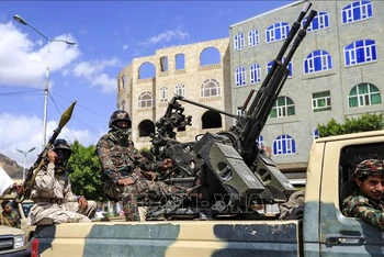 Các tay súng trung thành với Phong trào Houthi diễu binh trên đường phố thủ đô Sanaa, Yemen. (Ảnh tư liệu: AFP/TTXVN)