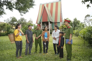 Cán bộ, chiến sĩ Công an nhân dân xã Ia Ka, huyện Chư Păh, tỉnh Gia Lai trao đổi với đồng bào dân tộc về tình hình an ninh, trật tự trên địa bàn. (Ảnh: TTXVN) 