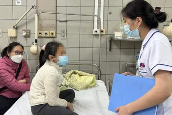 Học sinh Trường Tiểu học Kim Giang được chăm sóc tại Bệnh viện Bạch Mai. (Ảnh: hanoimoi.com.vn)