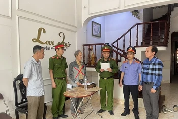 Nguyễn Thành Nam, nguyên Phó Giám đốc Sở Tài nguyên và Môi trường tỉnh Hà Nam (thứ ba từ bên trái sang)