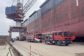 Tàu biển Oriental Glory đang neo đậu, sửa chữa tại hầm số 5, Công ty cổ phần sửa chữa tàu biển Nosco ShipYard, ở thôn 4, xã Tiền Phong, thị xã Quảng Yên, tỉnh Quảng Ninh đã xảy ra cháy nổ khiến 8 công nhân bị thương. (Ảnh: ÁNH TUYẾT)