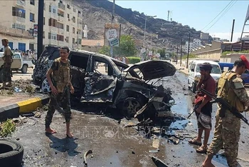 Lực lượng an ninh Yemen gác tại hiện trường vụ đánh bom xe ở Aden, Yemen, ngày 10/10/2021. (Ảnh: AFP/TTXVN)