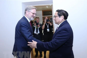 Thủ tướng Phạm Minh Chính gặp Thủ tướng Cộng hòa Séc Petr Fiala bên lề Hội nghị cấp cao ASEAN-EU tại Brussels, Vương quốc Bỉ, chiều 14/12/2022. (Ảnh: TTXVN)