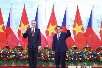 Thủ tướng Phạm Minh Chính và Thủ tướng Cộng hòa Séc Petr Fiala chụp ảnh chung. (Ảnh: TTXVN)