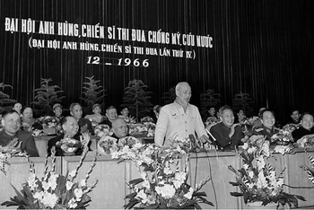 Chủ tịch Hồ Chí Minh nói chuyện tại Đại hội Anh hùng, Chiến sĩ Thi đua chống Mỹ, cứu nước (Đại hội Anh hùng, Chiến sĩ Thi đua lần thứ IV) diễn ra tại Hà Nội tháng 12/1966. (Ảnh: Tư liệu TTXVN)