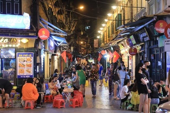 Phố Tạ Hiện - một điểm ăn và chơi về đêm, thu hút đông du khách của Hà Nội. (Ảnh: Thành Đạt) 