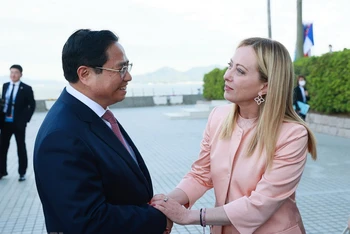 Thủ tướng Phạm Minh Chính gặp Thủ tướng Italia Giorgia Meloni. (Ảnh: TTXVN)