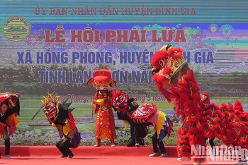 Các đội văn nghệ quần chúng ở huyện Bình Gia (Lạng Sơn), tham gia tiết mục múa sư tử, chào mừng lễ hội Phài Lừa.