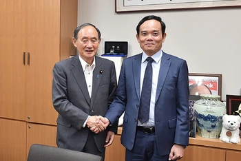 Phó Thủ tướng Chính phủ Trần Lưu Quang gặp nguyên Thủ tướng Nhật Bản Suga Yoshihide. (Ảnh: VGP/Hải Minh)