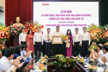 Với những thành tích nổi bật trong giai đoạn vừa qua, nhân dịp kỷ niệm 25 năm Ngày Báo Nhân Dân hòa mạng Internet, tập thể Ban Nhân Dân điện tử vinh dự được nhận Bằng khen của Thủ tướng Chính phủ. 