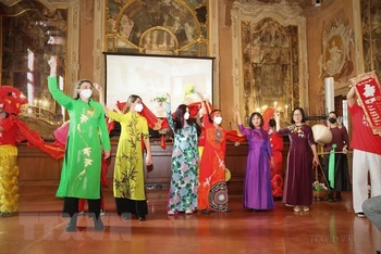 Chương trình “Hồn Việt” giới thiệu văn hóa truyền thống của Việt Nam được sinh viên học tiếng Việt tại khoa châu Á và Bắc Phi học, trường Đại học Ca’ Foscari, thành phố Venice (Italy) tổ chức, ngày 25/2/2022. (Ảnh: Dương Hoa/TTXVN)