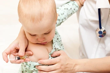 Trẻ được tiêm vaccine đầy đủ sẽ tăng khả năng miễn dịch.