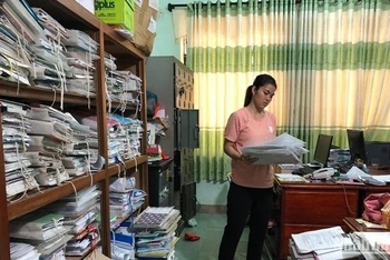 Cán bộ, công chức các đơn vị vẫn tiếp tục sắp xếp, chuyển dần tài sản đến nơi làm việc mới sau khi hợp nhất huyện Trà Bồng.