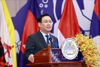 Chủ tịch Quốc hội Vương Đình Huệ phát biểu tại Phiên họp toàn thể thứ nhất AIPA-43. (Ảnh: TTXVN)
