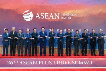 Các nhà Lãnh đạo ASEAN và Thủ tướng Nhật Bản Kishida Fumio, Tổng thống Hàn Quốc Yoon Suk Yeol, Thủ tướng Trung Quốc Lý Cường chụp ảnh lưu niệm tại Hội nghị Cấp cao ASEAN + 3. (Ảnh: Nhật Bắc)