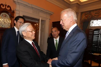 Tổng Bí thư Nguyễn Phú Trọng bắt tay Phó Tổng thống Hoa Kỳ Joe Biden trong chuyến thăm chính thức Hoa Kỳ năm 2015. (Ảnh: TTXVN)