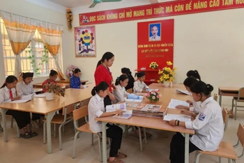 Giờ học tại thư viện của học sinh Trường phổ thông Dân tộc bán trú trung học cơ sở Thiện Hòa (huyện Bình Gia, tỉnh Lạng Sơn).