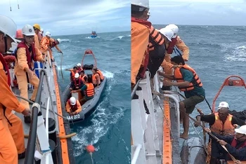 Các lực lượng cứu hộ đã cứu được toàn bộ 10 ngư dân tàu BL 93279 TS chuyển lên tàu SAR 272 an toàn. (Ảnh: Trung tâm III)