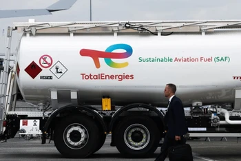 Một xe chở nhiên liệu hàng không bền vững của Pháp. (Ảnh REUTERS)