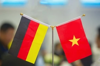 Quốc kỳ Việt Nam và Đức. (Ảnh: TTXVN)