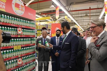 Giới thiệu sản phẩm của Việt Nam tại siêu thị ở Saudi Arabia.