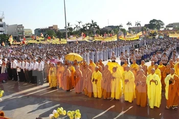 Tăng ni, Phật tử tham dự lễ Phật đản tại Quảng Trị. (Ảnh minh họa: Hồ Cầu/TTXVN)
